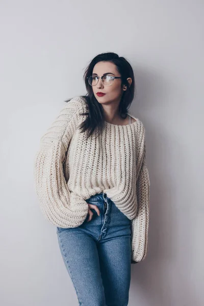 Jeune femme en pull surdimensionné et jeans maman — Photo