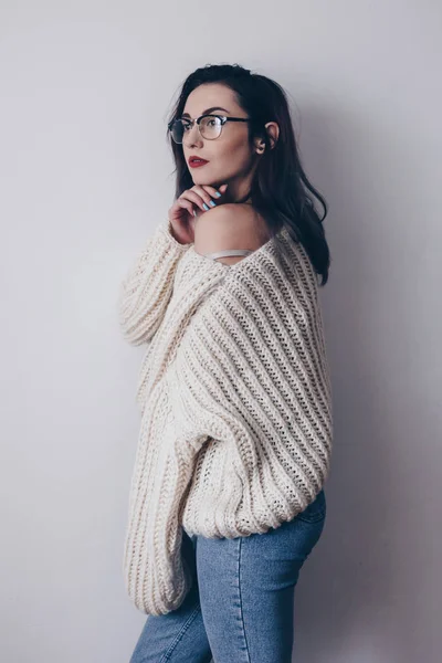 Wanita muda dengan sweater besar dan celana jeans ibu — Stok Foto