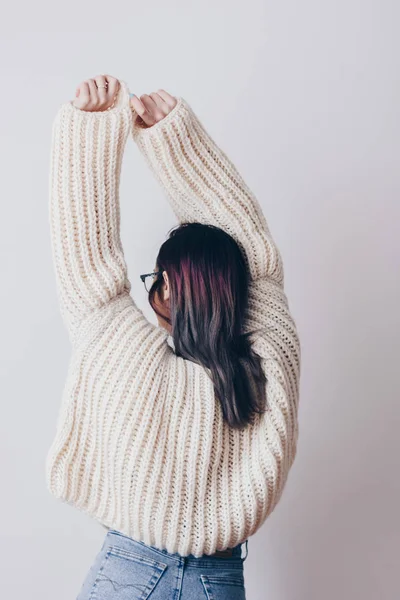 Wanita muda dengan sweater besar dan celana jeans ibu — Stok Foto