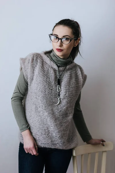 Mladá žena v pletená jersey a rolák — Stock fotografie