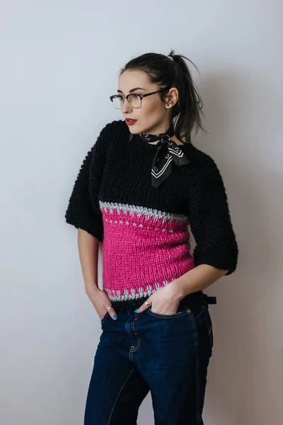 Νεαρή γυναίκα στο πλεκτό πουλόβερ — Φωτογραφία Αρχείου