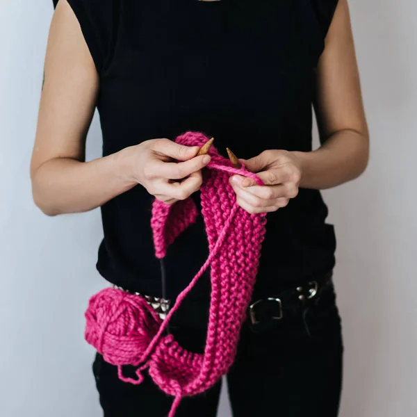 Панк-девушка вяжет розовую шерсть — стоковое фото