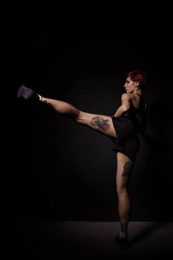 Dövmeli kadın bacak ile tekme