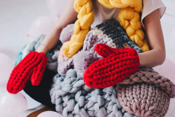 Guantes de punto de lana merino rojo — Foto de Stock