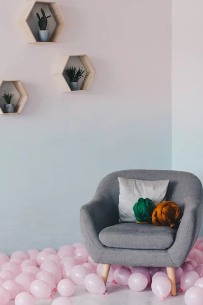 Bola de lã merino laranja e verde deitada em uma cadeira de braço — Fotografia de Stock
