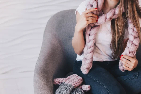 ニットのメリノ羊毛のスカーフで美しい少女 — ストック写真