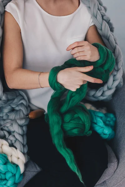 Jovem mulher knittig merino lã — Fotografia de Stock