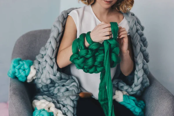 Jovem mulher knittig merino lã — Fotografia de Stock