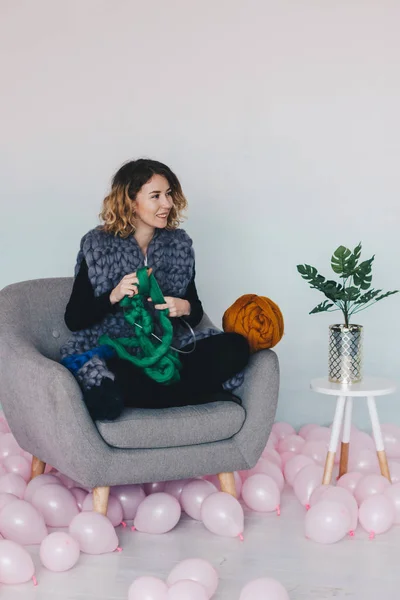 Young woman knittig merino wool — Stock Photo, Image