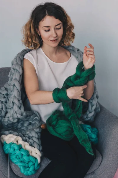 Jovem mulher knittig merino lã — Fotografia de Stock
