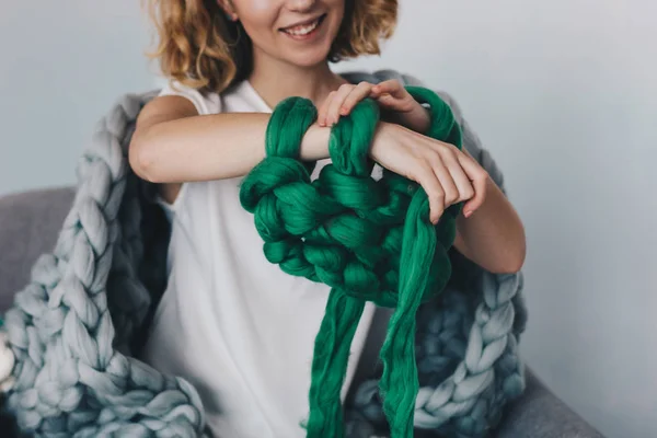 Fiatal nő knittig merinó gyapjú — Stock Fotó