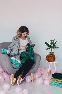 Genç kadın knittig Merinos yün