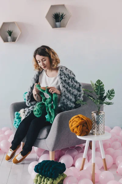 Young woman knittig merino wool — Stock Photo, Image