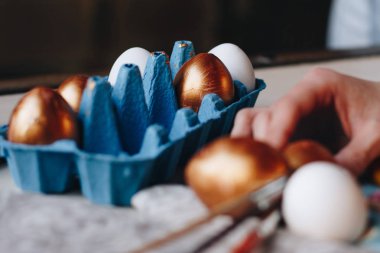 Paskalya yumurta beyaz ve altın