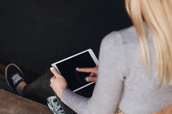 Young girl with tablet — Stock Photo, Image