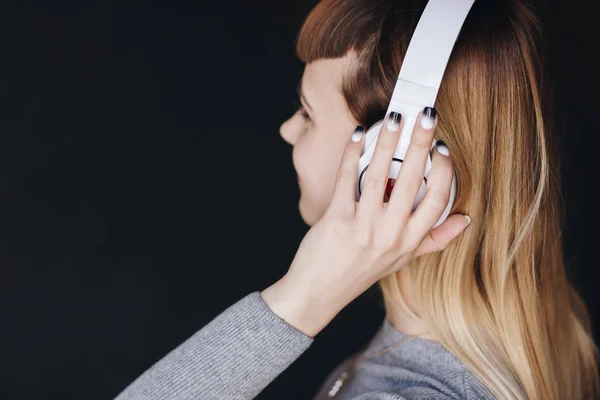 Chica joven con auriculares —  Fotos de Stock