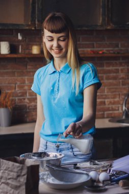 Genç gülümseyen kadın yemek tatil pasta