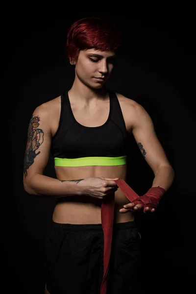 Kadın el kırmızı boks şal ile kaydırma — Stok fotoğraf