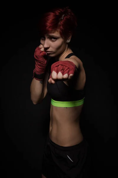Boxeo mujer con envolturas de boxeo rojo — Foto de Stock
