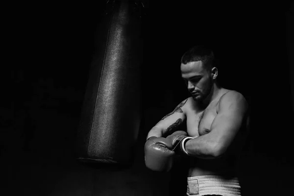 Boxer homem vestindo luvas de boxe — Fotografia de Stock