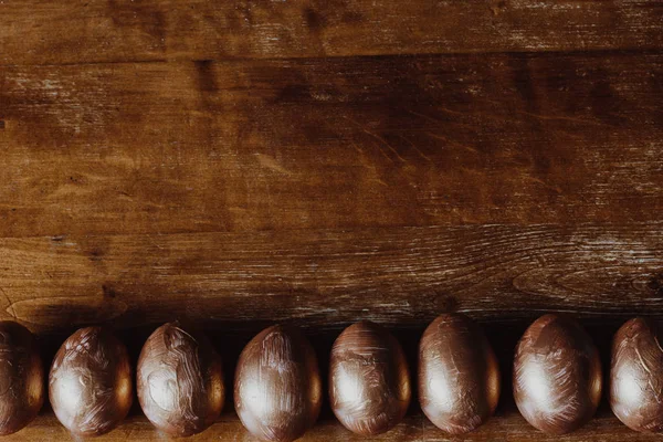 Telur Paskah emas di kayu — Stok Foto