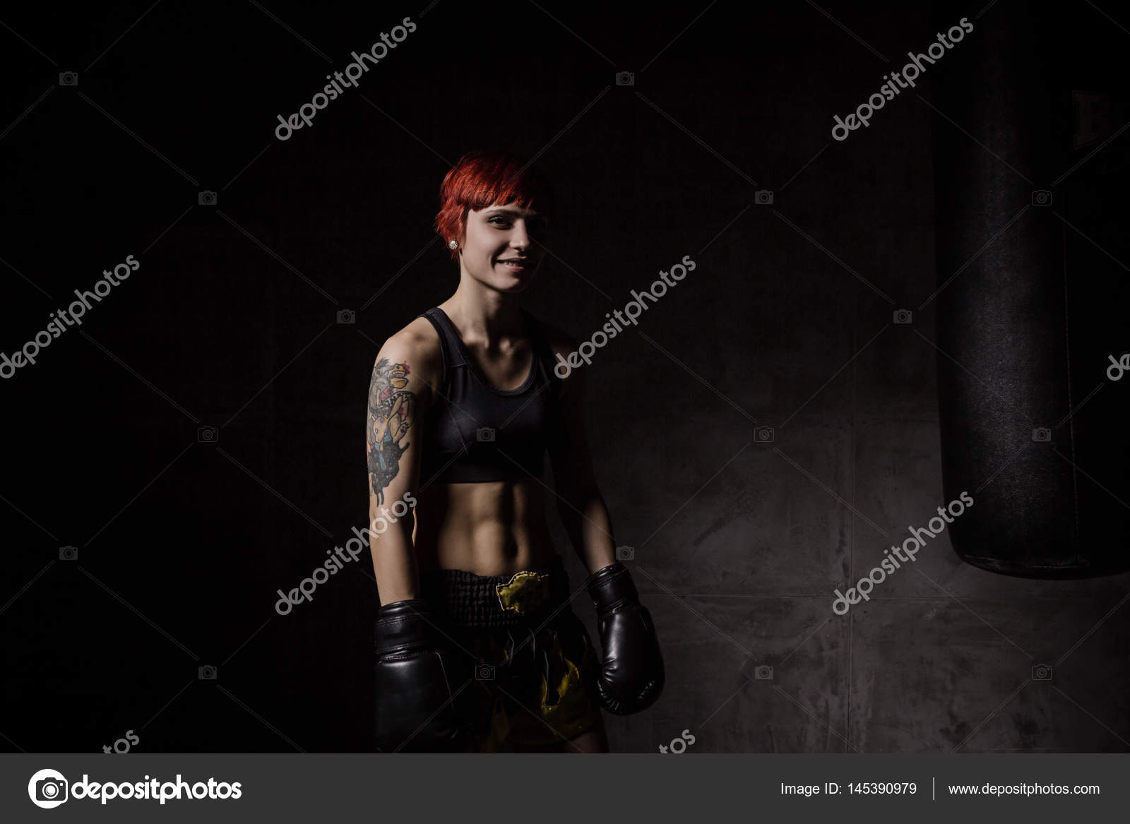 Lachelnde Junge Boxen Frau Im Dunklen Raum Stockfoto
