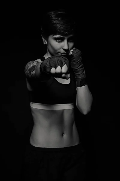 Mulher de boxe com envoltórios de boxe vermelho — Fotografia de Stock