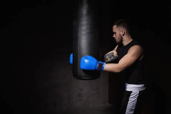 Спортсмен-боксёр бьёт боксёра — стоковое фото
