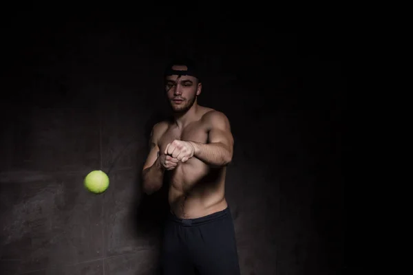 Boxer om de formare cu minge de luptă — Fotografie, imagine de stoc