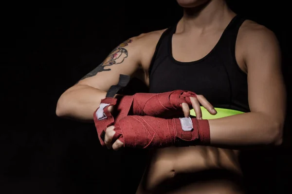 Yakın çekim bir kadının elleri kırmızı boks şal ile kaydırma — Stok fotoğraf