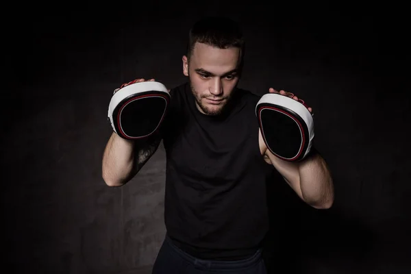 Antrenor de boxeri cu mănuși de antrenament pe mâini — Fotografie, imagine de stoc
