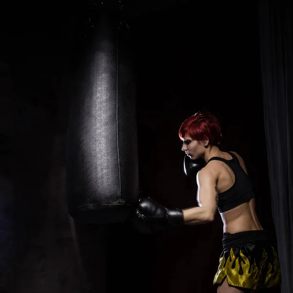 Atlet boxer kadın kum torbasına yumruk — Stok fotoğraf