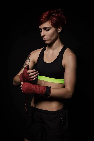 女性は赤いボクシング ラップと手を包む — ストック写真