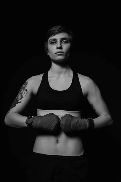 Mulher de boxe com invólucros de boxe nas mãos — Fotografia de Stock