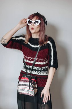 Kazak ve etek gözlüklü genç kadın