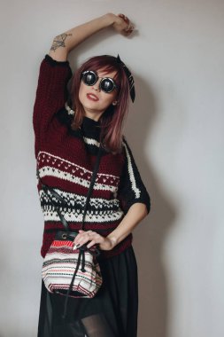 Kazak ve etek gözlüklü genç kadın