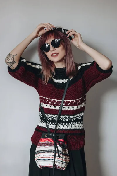 Mujer joven en suéter y falda con gafas — Foto de Stock