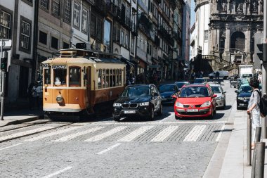 Porto, Portekiz sokakta eski tramvay