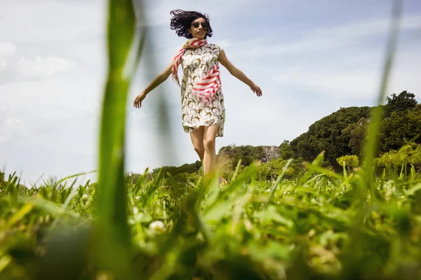 Vacker ung kvinna dans i fältet grönt gräs — Stockfoto