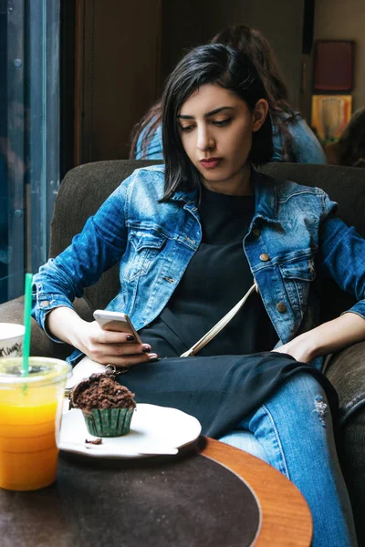 Fiatal nő használ neki telefont, kávézó — Stock Fotó