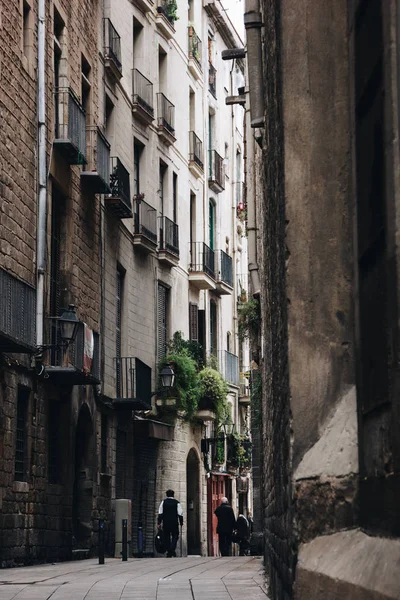 Rua do Bairro Gótico em Barcelona, Espanha — Fotografia de Stock