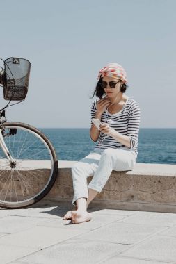 Bisiklet bir plaj olan kadın