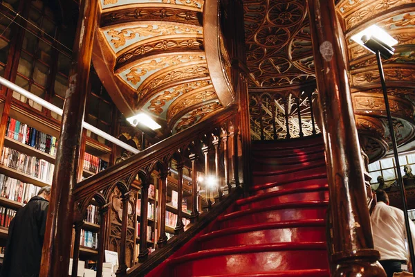 Escalera en la librería Lello Irmao de Oporto — Foto de Stock