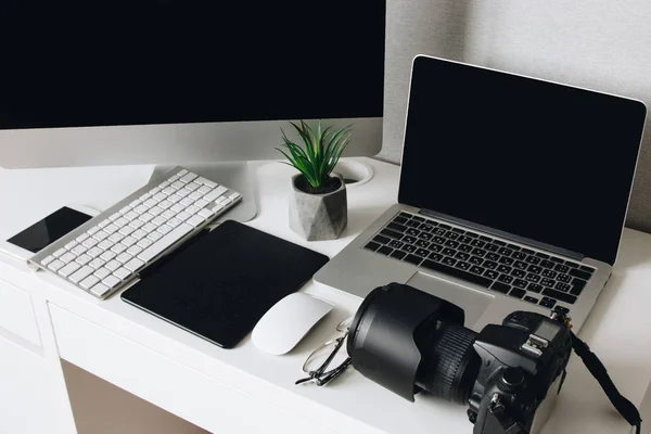 Fotoğrafçı Danışma kamera, dizüstü bilgisayar, tablet ve bilgisayar ile çalışmak — Stok fotoğraf