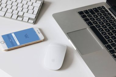 Dizüstü bilgisayar, açılış ve iphone 7 başlangıç sayfası beyaz masaüstünde Vkontakte ile