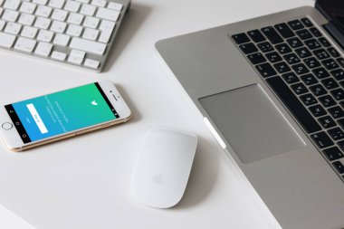 Dizüstü bilgisayar, açılış ve iphone 7 başlangıç sayfası üzerinde beyaz masaüstü Twitter ile