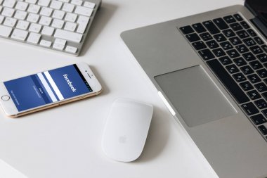 Dizüstü bilgisayar, açılış ve iphone 7 beyaz masaüstünde Başlangıç sayfası Facebook ile