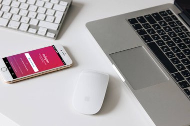 Dizüstü bilgisayar, açılış ve Başlangıç sayfası beyaz masaüstünde Instagram ile iphone 7