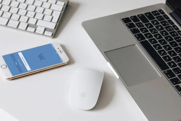 Dizüstü bilgisayar, açılış ve iphone 7 başlangıç sayfası beyaz masaüstünde Vkontakte ile