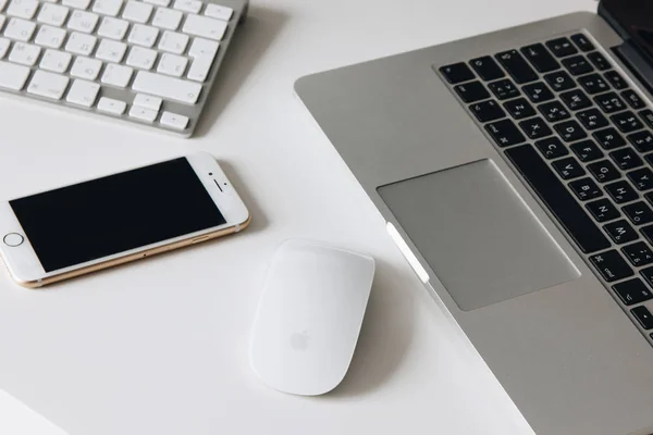 Laptop, keynote y iPhone 7 con pantalla en blanco en escritorio blanco — Foto de Stock